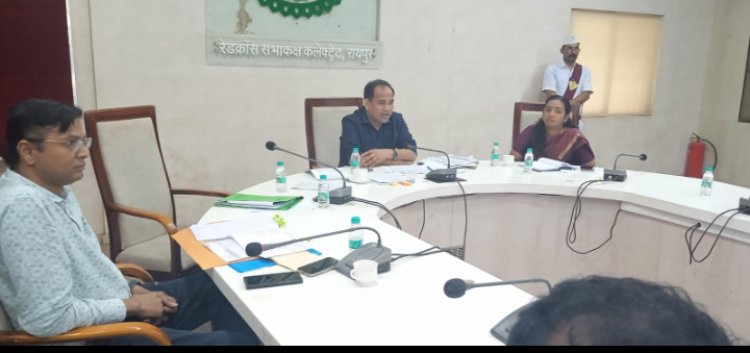 कलेक्टर डाॅ. गौरव सिंह ने ली जिला सहकारी विकास समिति की बैठक