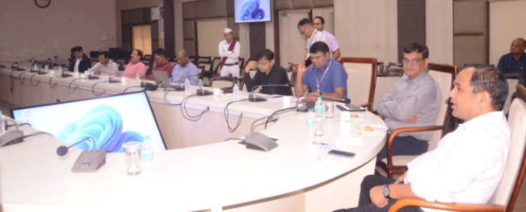 जिला निर्वाचन अधिकारी डाॅ. गौरव सिंह की उपस्थिति में राजनैतिक दलों के समक्ष हुआ ईवीएम एवं वीवी पैट का रेण्डमाईजेशन