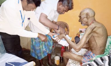 रायपुर दक्षिण विधानसभा उप निर्वाचन 2024   बुजुर्ग एवं दिव्यांग मतदाताओं के घर पहुंचा मतदान दल