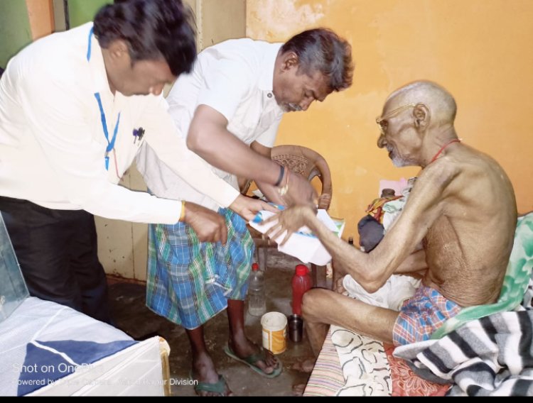 रायपुर दक्षिण विधानसभा उप निर्वाचन 2024 बुजुर्ग एवं दिव्यांग मतदाताओं के घर पहुंचा मतदान दल