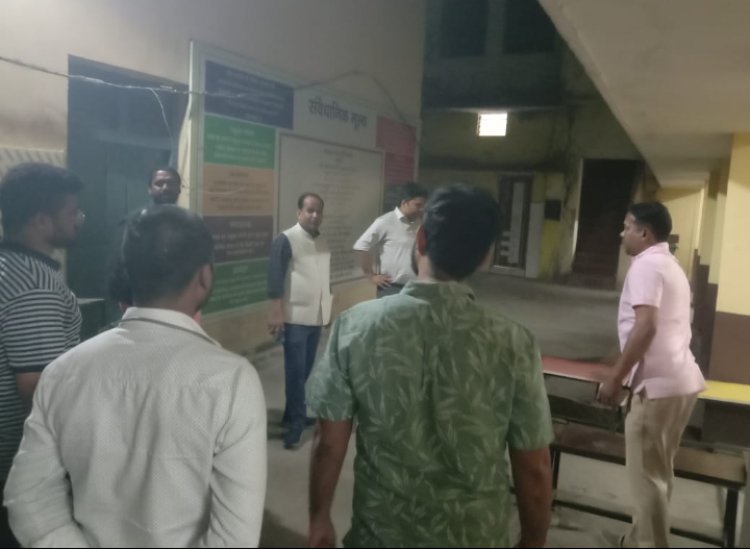 कलेक्टर डॉ. गौरव सिंह ने देर रात किया मतदान केंद्र का निरीक्षण मतदान दलों के सुविधाओं का किया अवलोकन