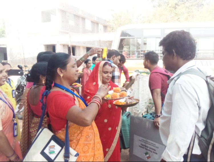 रायपुर दक्षिण विधानसभा उपनिर्वाचन 2024 मतदान दल पहुंचा मतदान केंद्र, फूलों से हुआ स्वागत