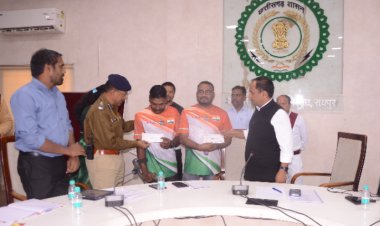 कलेक्टर डाॅ. गौरव सिंह के हाथों दृष्टिबाधित दिव्यांग छात्रा मुस्कान को मिला लैपटाॅप   टाटा इंस्टीट्यूट में पढ़ाई के लिए 1.50 लाख का सौंपा चेक