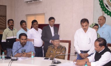 कलेक्टर डाॅ. गौरव सिंह ने जनदर्शन के माध्यम से सुनी आम लोगों की समस्याएं