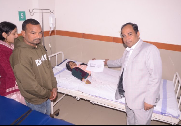 कलेक्टर ने आरंग में सामुदायिक स्वास्थ्य केन्द्र का किया निरीक्षण भर्ती मरीज के लिए अपने समक्ष तुरंत बनवाया आयुष्मान कार्ड