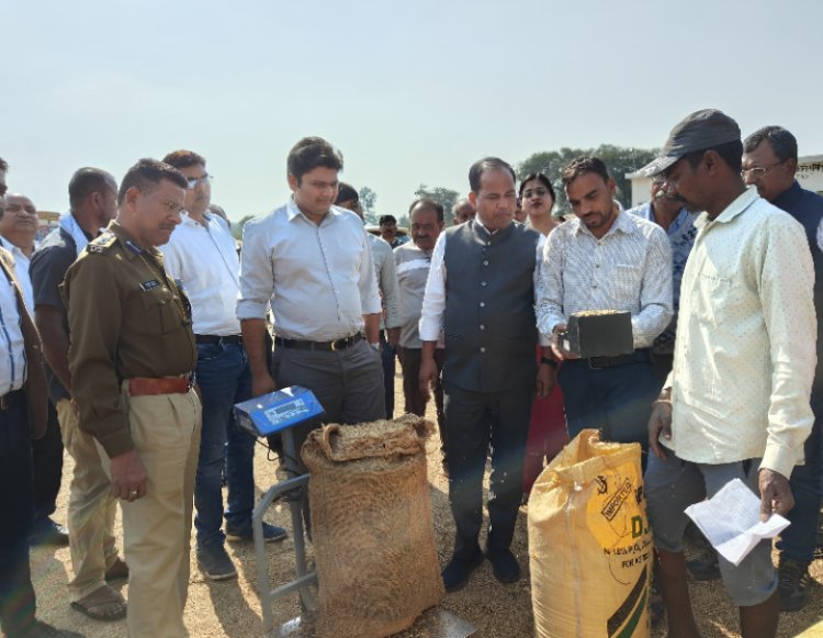 कलेक्टर-एसपी ने किया धान खरीदी केंद्र का निरीक्षण धान का उठाव केंद्रों से जल्द से जल्द सुनिश्चित की जाएं: कलेक्टर डाॅ. गौरव सिंह