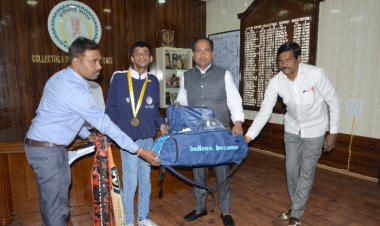 कलेक्टर ने गोल्ड मेडल हासिल करने वाले दिव्यांग खिलाड़ी को दिया क्रिकेट कीट   खिलाड़ी ने जताया आभार                         