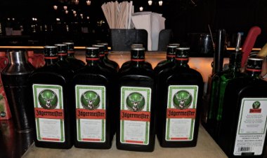 दूसरे राज्यों की शराब बेचने पर बारों में छापेमारी   बड़ी मात्रा में अवैध जब्त