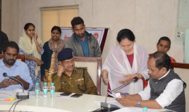 कलेक्टर डॉ गौरव सिंह ने जनदर्शन के माध्यम से सुनी आम लोगों की समस्याएं   मिले 24 आवेदन