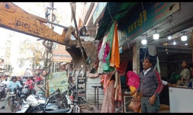 मालवीय रोड और पेटीलाइन पर प्रशासन का चला बुलडोजर   सड़कों तक अतिक्रमण करने वाले दुकानदारों पर हुई कार्रवाई