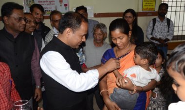 शिशु संरक्षण माह का शुभारम्भ   कलेक्टर ने बच्चों को पिलाया विटामिन और आयरन का ड्रॉप