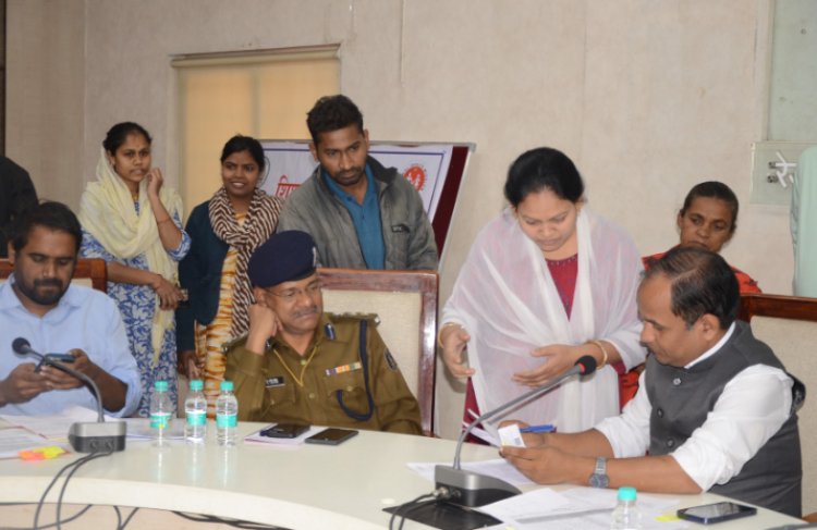 कलेक्टर डॉ गौरव सिंह ने जनदर्शन के माध्यम से सुनी आम लोगों की समस्याएं मिले 24 आवेदन