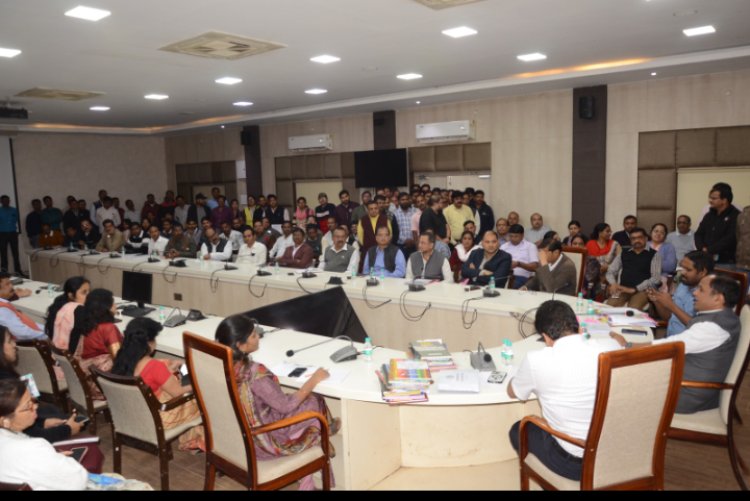 मुख्यमंत्री श्री विष्णुदेव साय के निर्देशों पर त्वरित अमल अधिकारियों एवं कर्मचारियों को हेलमेट एवं कार सवार को शीटबेल्ट लगाना अनिवार्य