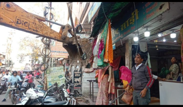 मालवीय रोड और पेटीलाइन पर प्रशासन का चला बुलडोजर सड़कों तक अतिक्रमण करने वाले दुकानदारों पर हुई कार्रवाई