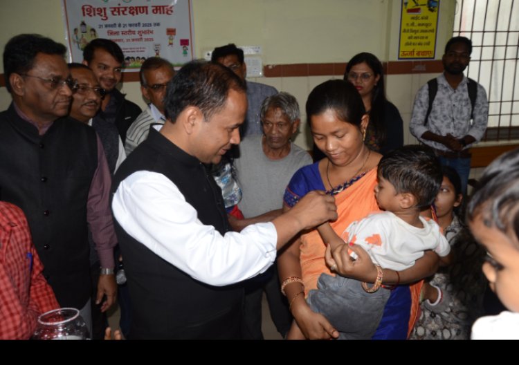 शिशु संरक्षण माह का शुभारम्भ कलेक्टर ने बच्चों को पिलाया विटामिन और आयरन का ड्रॉप
