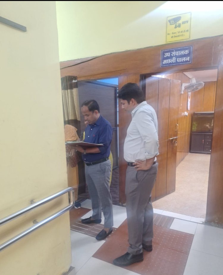 कलेक्टर ने किया मतस्य और पीएचई विभाग का औचक निरीक्षण कर्मचारियों को समय पर उपस्थिति देने के सख्त निर्देश