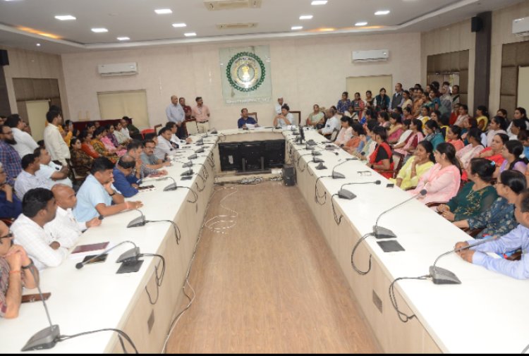 कलेक्टर ने लगाई सप्ताहिक चौपाल कहा 98 प्रतिशत कर्मचारियों की उपस्थिति नियमित आदतन लेट आने वाले कर्मचारियों को नोटिस देने दिया निर्देश