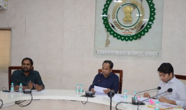 कलेक्टर ने ली समय सीमा की बैठक   अवैध खनन-अतिक्रमण के खिलाफ चलाएं अभियान: कलेक्टर डॉ सिंह