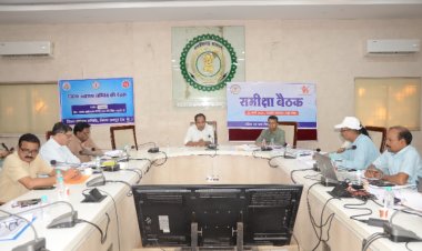 कलेक्टर डॉ. सिंह ने महिला एवं बाल विकास विभाग की समीक्षा बैठक ली, कुपोषण और बाल संरक्षण पर दिए महत्वपूर्ण निर्देश