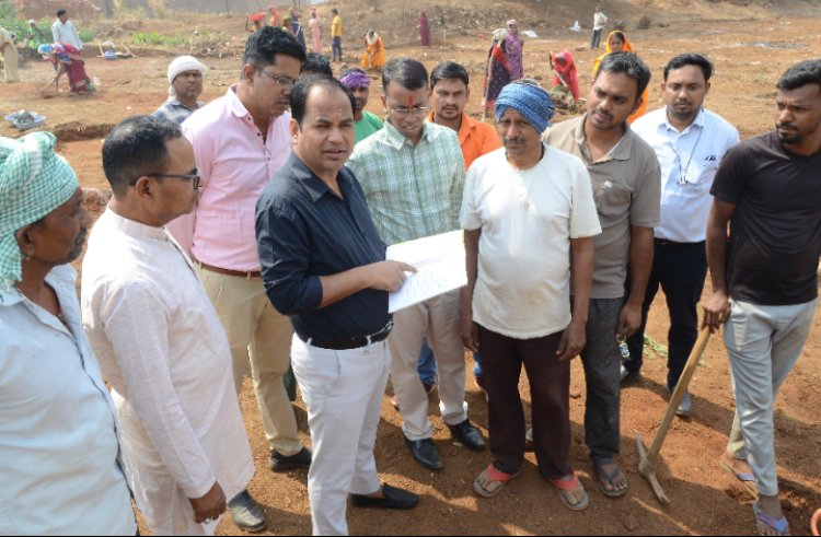 कलेक्टर डॉ. गौरव सिंह ने किया ग्राम केंद्री का दौरा अमृत सरोवर और मनरेगा कार्यों का लिया जायजा