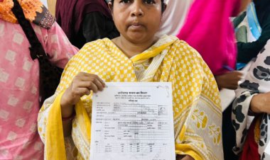 सुशासन तिहार का असरः आवेदनों पर कार्रवाई शुरू   लंबे समय से श्रम विभाग की योजनाओं से वंचित रही श्रीमती मोनिका सोना का बना मजदूर कार्ड