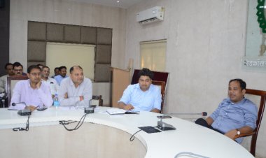 कलेक्टर डॉ. गौरव कुमार सिंह ने जिले के अधिकारियों की बैठक ली   सुशासन तिहार के आवेदनों का गुणवत्तापूर्ण निराकरण करने के दिए निर्देश