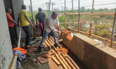 कलेक्टर डॉ. गौरव सिंह के निर्देश पर एक्शन मोड में आई टीम प्रहरी   शहर के अवैध निर्माण तोड़ने और फ्लैक्स-पोस्टर हटाने की हुई कार्रवाई