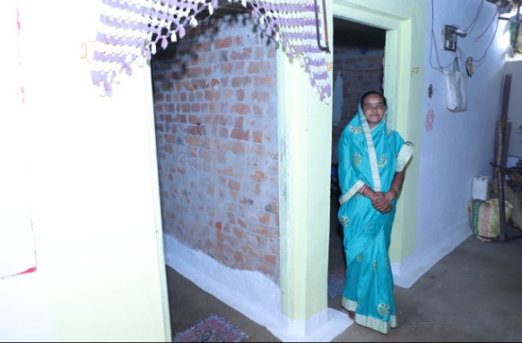 गोपी-संतोषी का सपना हुआ पूरा, पीएम आवास से मिली पक्के छत की छांव