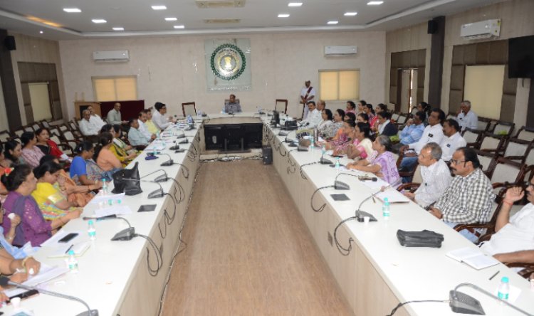 कलेक्टर ने शिक्षा विभाग की ली बैठक स्कूलों में पेयजल, शौचालय की समस्या के समाधान के दिए निर्देश