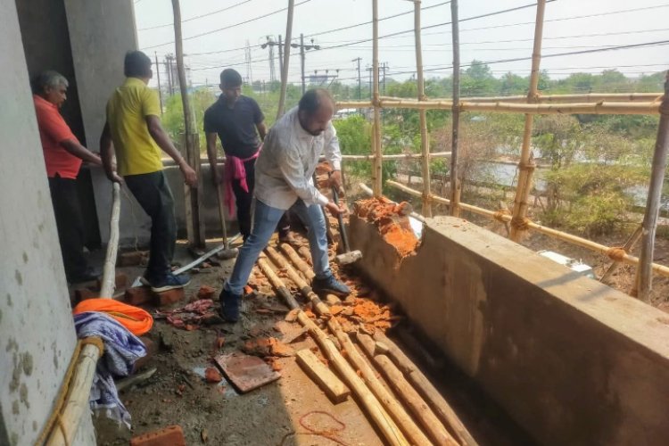 कलेक्टर डॉ. गौरव सिंह के निर्देश पर एक्शन मोड में आई टीम प्रहरी शहर के अवैध निर्माण तोड़ने और फ्लैक्स-पोस्टर हटाने की हुई कार्रवाई