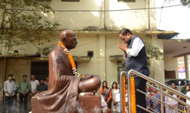 राष्ट्रपिता महात्मा गांधी जी की पुण्यतिथि पर कलेक्टर ने प्रतिमा पर माल्यार्पण कर श्रद्धापूर्वक नमन किया