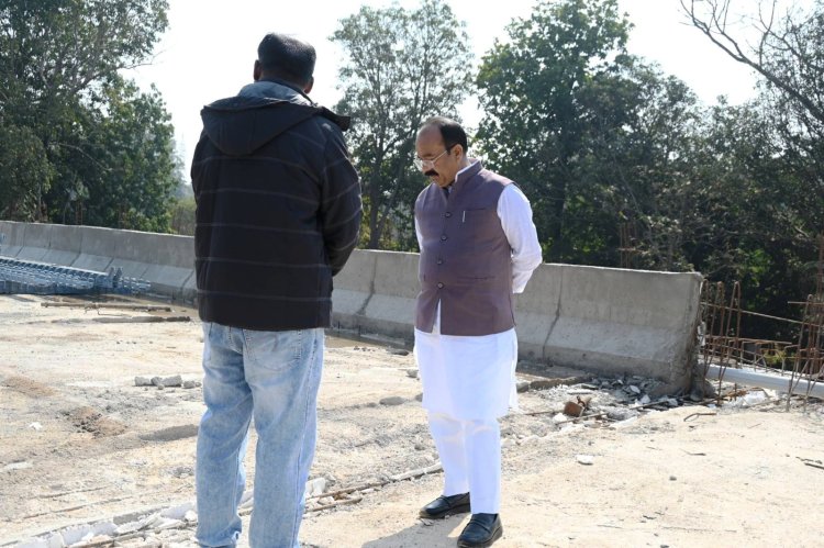 उप मुख्यमंत्री श्री अरुण साव ने पुल निर्माण कार्य का किया औचक निरीक्षण  अधिकारियों को गुणवत्तापूर्ण कार्य, संकेतक बोर्ड
