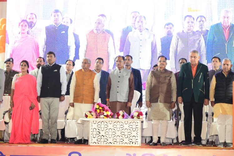 वंदे मातरम गीत के 150 वीं वर्षगांठ पर आयोजित कार्यक्रम में शामिल हुए मुख्यमंत्री श्री विष्णु देव साय 