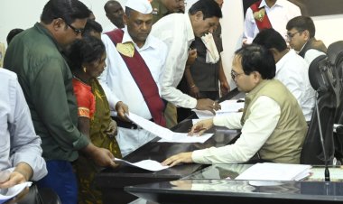 जनदर्शन में कलेक्टर ने सुनी लोगों की समस्याएं