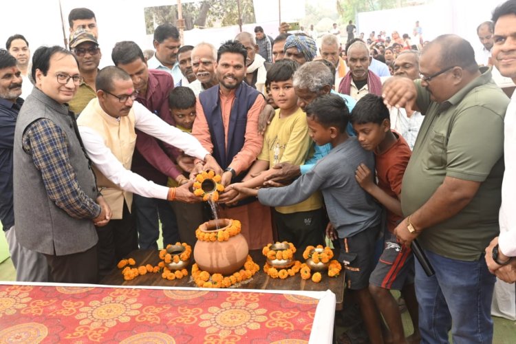 वाटर हीरो नीरज वानखेड़े ने ग्रामीणों को दिया जल बचाने का दिया संदेश