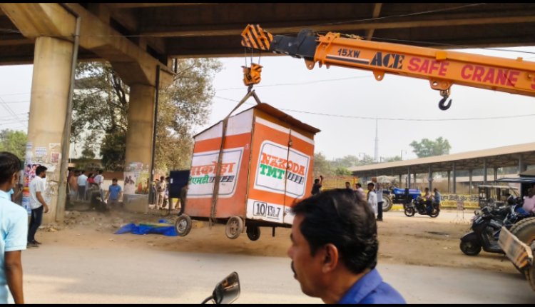 मोवा अंडरब्रिज से 14 ठेले हटाए गए, आवासीय क्षेत्र में संचालित बेकरी सील