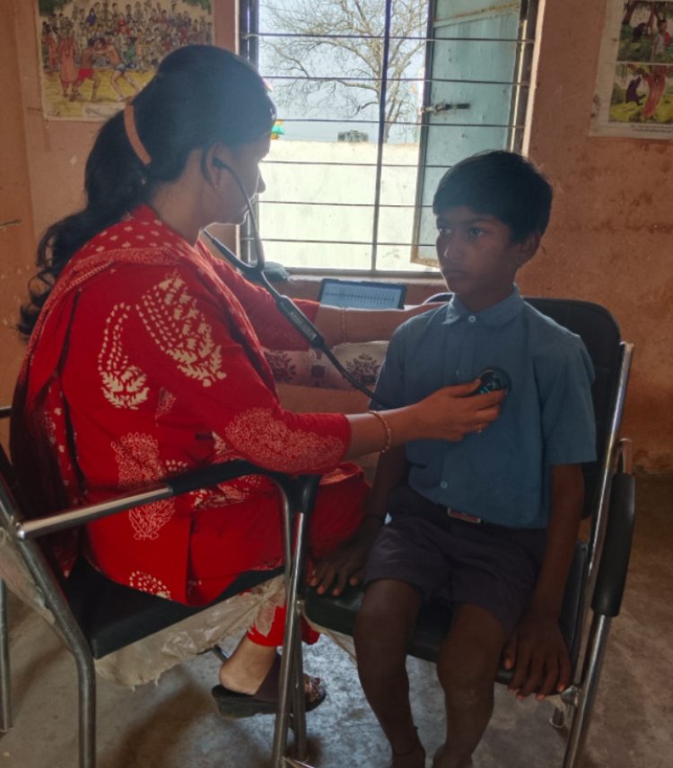 बच्चों के चेहरों पर मुस्कान, “प्रोजेक्ट आओ बाँटें खुशियाँ” के तहत हितेंद्र पटेल ने बच्चों संग साझा की खुशियाँ