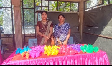 बिहान की दीदियों ने लगाया हर्बल गुलाल का स्टॉल  प्राकृतिक रंगो से बने गुलाल को मिल रहा अच्छा प्रतिसाद