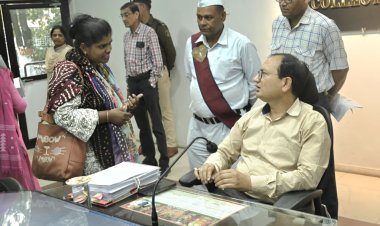 जनदर्शन में कलेक्टर ने सुनी आमजन की समस्याएं, त्वरित निराकरण के निर्देश