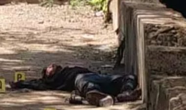 रायपुर की खारून रेलवे कॉलोनी में गुरुवार सुबह एक युवक की खून से लथपथ लाश मिलने से सनसनी फैल गई,