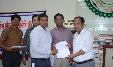 स्मृति पुस्तकालय योजना में लगातार बढ़ रही जनभागीदारी, रायपुर निवासी श्री अग्रवाल ने की 2000 पुस्तकें दान