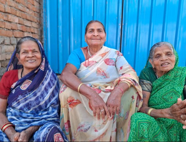 तीन सहेलियां, एक सहारा – महतारी वंदन योजना     पेंशनबाड़ा की तीन बुजुर्ग महिलाओं को हर महीने मिल रही राहत