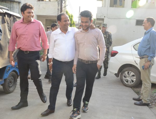 कलेक्टर, नगर निगम आयुक्त, जिला पंचायत सीईओ ने मिठाई खिलाकर दी शुभकामनाएं, किया सम्मान