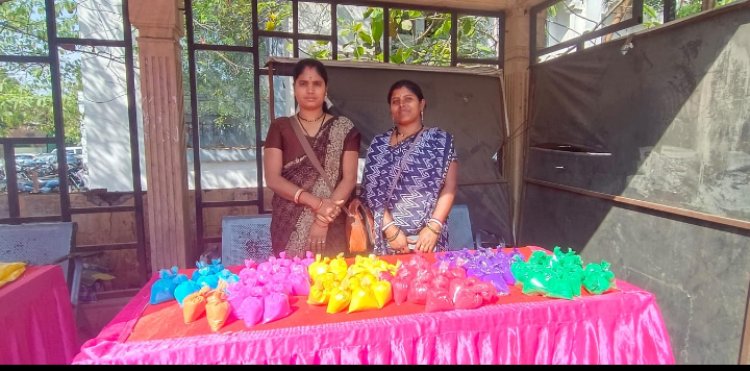 बिहान की दीदियों ने लगाया हर्बल गुलाल का स्टॉल  प्राकृतिक रंगो से बने गुलाल को मिल रहा अच्छा प्रतिसाद