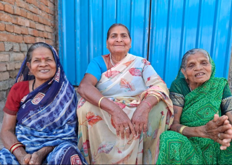 तीन सहेलियां, एक सहारा – महतारी वंदन योजना     पेंशनबाड़ा की तीन बुजुर्ग महिलाओं को हर महीने मिल रही राहत