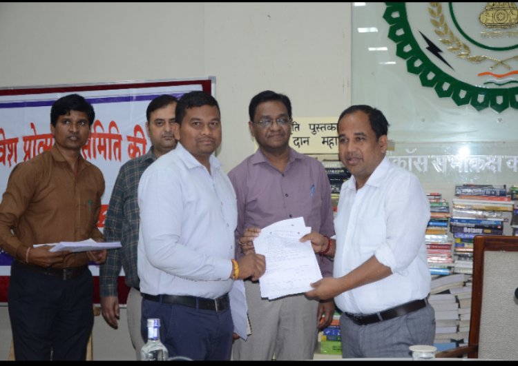 स्मृति पुस्तकालय योजना में लगातार बढ़ रही जनभागीदारी, रायपुर निवासी श्री अग्रवाल ने की 2000 पुस्तकें दान