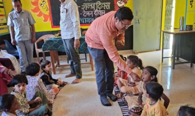 बच्चों के चेहरों पर मुस्कान, कर्मचारियों का जन्मदिन बना यादगार - “प्रोजेक्ट आओ बाँटें खुशियाँ” के तहत शासकीय कर्मचारी बच्चों संग साझा कर रहे हैं खुशियाँ