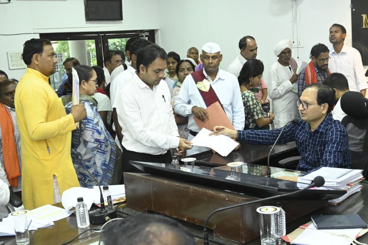 कलेक्टर ने जनदर्शन में सुनी लोगों की समस्याएं   *अधिकारियों को दिए आवश्यक कार्यवाही के निर्देश