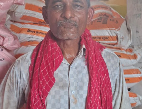 खरीफ सीज़न के लिए समिति केंद्र में किसानों को समय पर मिल रहा उर्वरक