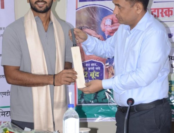 इंडिया ‘A’ टीम में चयनित युवा क्रिकेटर आयुष पांडे का कलेक्ट्रेट में सम्मान